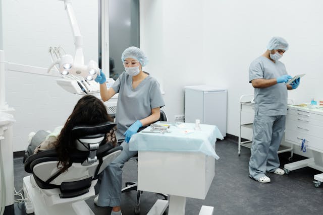Kiedy konieczne jest podniesienie dna zatoki szczękowej przed implantami?