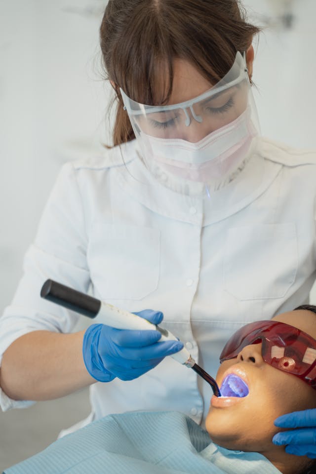 Czy wybielanie zębów działa na przebarwienia po kawie i herbacie?