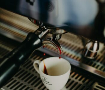 Jaki ekspres do kawy sprawdzi się w małym biurze?