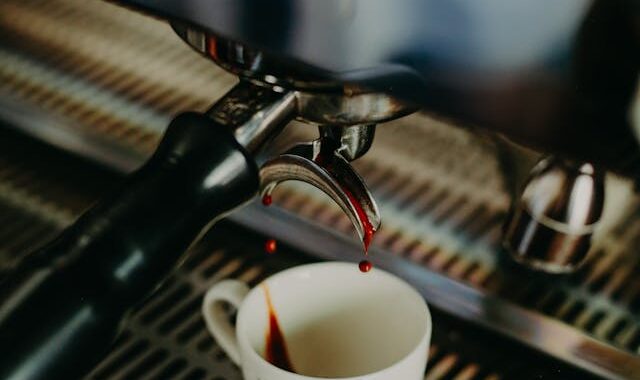 Jaki ekspres do kawy sprawdzi się w małym biurze?