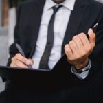 Czy firma windykacyjna może odwiedzić dłużnika w domu?