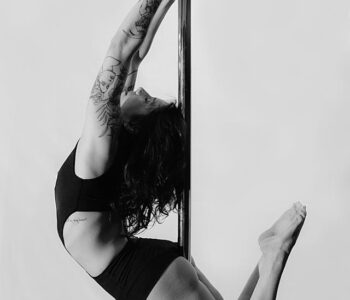 Jakie topy do pole dance zapewniają najlepsze trzymanie biustu?