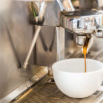 Jakie funkcje powinien mieć ekspres do kawy do firmy?