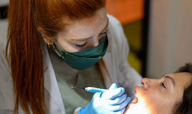 Lakowanie bruzd – zalety i wady