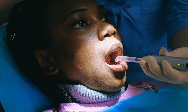 Jak wygląda leczenie paradontozy u młodych osób?