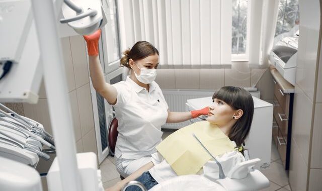 W jakich przypadkach dentysta zaleca leczenie pod mikroskopem?
