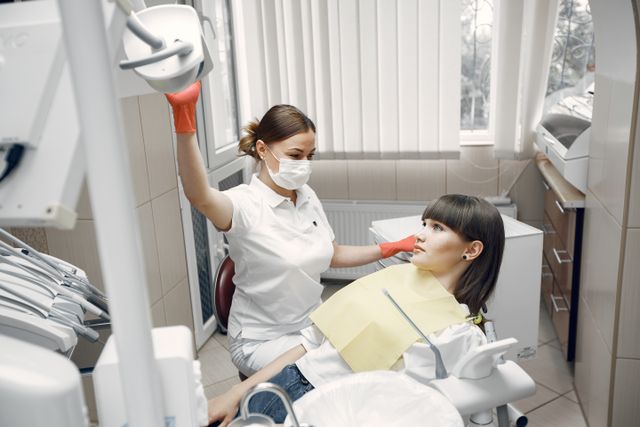 W jakich przypadkach dentysta zaleca leczenie pod mikroskopem?