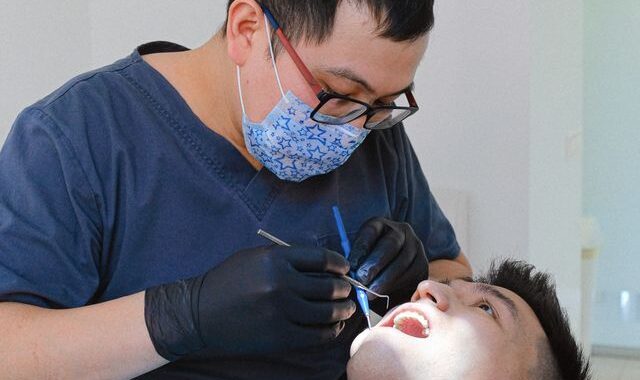 Krwawienie dziąseł po usunięciu kamienia – jak długo może się utrzymywać?